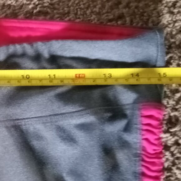 4 PIECE BUNDLE OF WOMENS CLOTHING SIZE MEDIUM. LIKE NEW! EXCELLENT CONDITION! - Picture 10 of 15